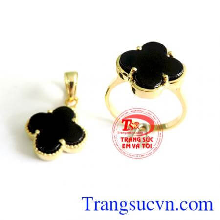 Mặt vàng cỏ bốn lá