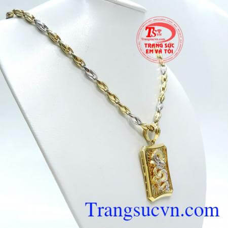 Dây chuyền nam được thiết kế to với những đường nét mạnh mẽ mà không hề thô kệch