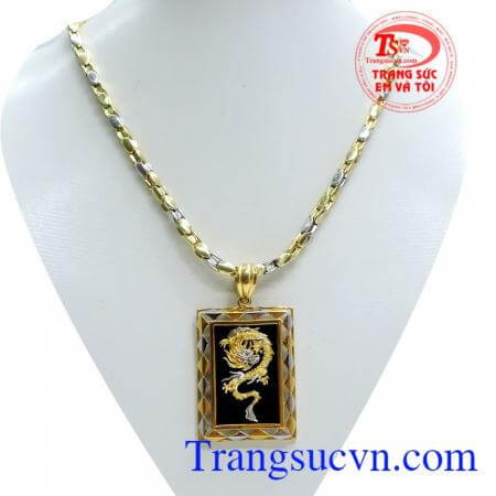 Mặt dây chuyền hình rồng phá cách, kết hợp cùng dây chuyền mắt xích khiến cho cả bộ trang sức trở nên hoàn thiện và đẳng cấp hơn bao giờ hết