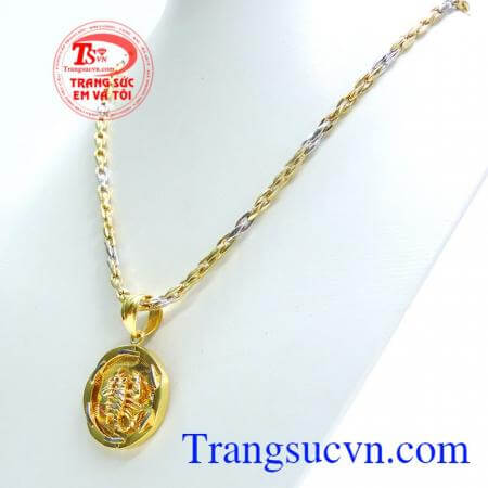 Dây chuyền nam tính kết hợp với mặt dây hình bọ cạp được chế tác cầu kỳ, tinh sảo từng đường nét