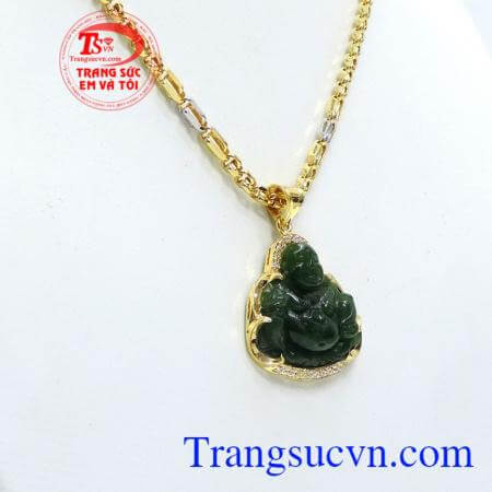 Ngoài ra dây chuyền được kết hợp với mặt phật bằng ngọc thiên nhiên càng làm cho sản phẩm trở nên thu hút