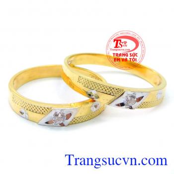 Nhẫn cưới thể hiện cho sự gắn kết bền chặt giũa hai người theo thời gian