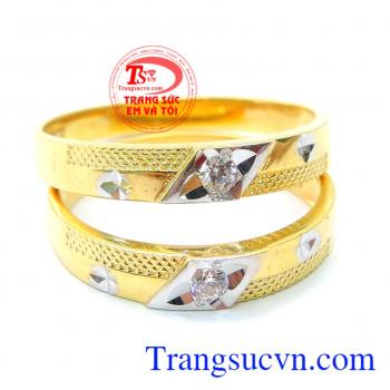 Đôi nhẫn cưới gắn đá tinh xảo là biểu tượng cho tình yêu bất diệt giữa các cặp đôi