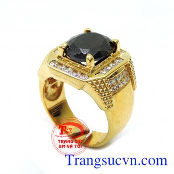 Nhẫn vàng nam đá may mắn,Nhẫn vàng được thiết kế tinh xảo kết hợp với đá thiên nhiên màu đen huyền bí,sự kết hợp hoàn hảo này kiến cho người nhìn luôn bị cuốn hút