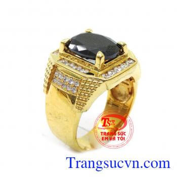 Đây chính là sản phẩm tuyệt vời và phù hợp với những quý ông yêu thích sự bí ẩn và lạnh lùng.Nhẫn vàng nam đá may mắn