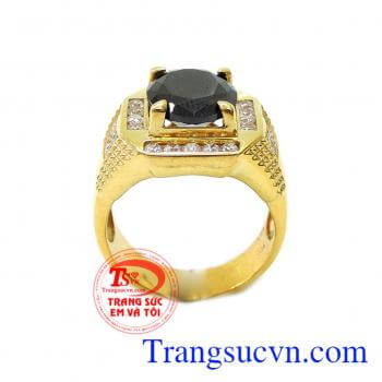 Nhẫn vàng nam đá may mắn,Nhẫn vàng được thiết kế tinh xảo kết hợp với đá thiên nhiên màu đen huyền bí,sự kết hợp hoàn hảo này kiến cho người nhìn luôn bị cuốn hút