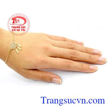 Lắc tay vàng dreamcatcher,Mang ý nghĩa những giấc mơ đẹp sẽ tới người đang ngủ còn những giấc mơ xấu sẽ mắc kẹt trong vòng tròn để người ngủ có giấc mơ yên bình.