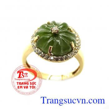 Nhẫn hoa mai bọc vàng là sản phẩm tinh tế dành cho chị em phụ nữ,mặt đá cẩm thạch tự nhiên,trang trọng là biểu tượng của sức khỏe,sự thủy chung,hạnh phúc