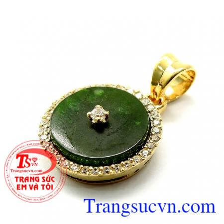 Đeo mặt dây chuyền phong thủy mang lại may mắn bình an trong cuộc sống