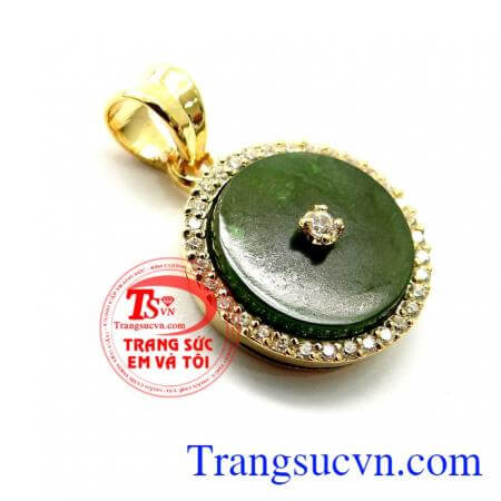 Mặt dây chuyền ngọc bọc vàng phong thủy phù hợp cho người mệnh hỏa,