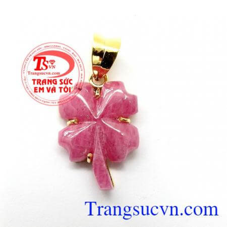 Theo quan niệm hình ảnh cỏ bốn lá tượng trưng cho sự may mắn đem lại nụ cười và hạnh phúc mãi cho người tìm thấy,