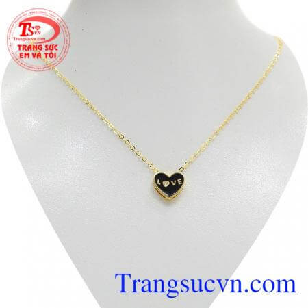 Dây chuyền được chế tác từ vàng và kết hợp với mặt dây chữ LOVE xinh xắn,giúp người đeo càng tự tin và yêu bản thân mình hơn.