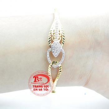 Vòng vàng trái tim đính đá với thiết kế hoa văn tinh xảo mang lại vẻ đẹp quyến rũ cho người đeo. Vòng vàng trái tim đính đá