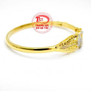 Vòng vàng trái tim đính đá bằng vàng tây đảm bảo chất lượng mẫu mã đẹp hợp thời trang.