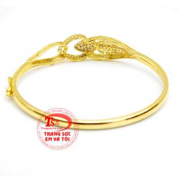 Là món quà tặng ý nghĩa cho phái đẹp trong các dịp lễ. Vòng vàng trái tim đính đá