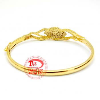 Vòng vàng tây hình chiếc lá phù hợp với nhiều lứa tuổi. 