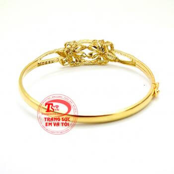 Vòng vàng hoa kép đính đá với thiết kế tinh xảo mang lại vẻ đẹp quyến rũ nữ tính cho bạn gái. Vòng vàng hoa kép đính đá