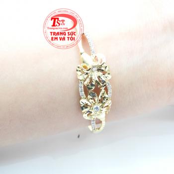 Là món quà tuyệt vời cho bạn gái. Vòng vàng hoa kép đính đá