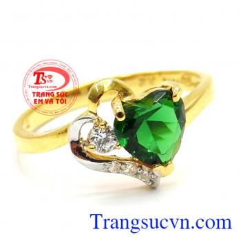 Nhẫn trái tim tặng sinh nhật được thiết kế tinh tế với 2 trái tim lồng ghép bên nhau tượng trưng cho tình yêu vĩnh cửu,màu xanh lấp lánh của đá tôn nên bàn tay xinh xắn