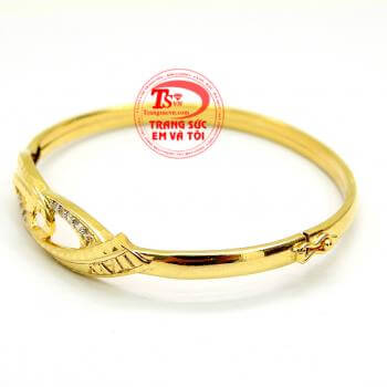 Vòng vàng tây đính đá tinh xảo với thiết kế độc đáo mang lại sự quyến rũ cá tính cho người đeo. 