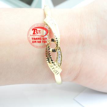 Là quà tặng tuyệt vời cho phái đẹp. Vòng vàng tây đính đá tinh xảo