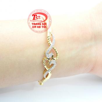 Kết hợp nhiều phong cách đa dạng, mang lại vẻ đẹp dịu dàng cho phái đẹp. Vòng tay vàng trái tim đôi