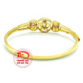 Phù hợp nhiều lứa tuổi. Vòng tay vàng Chanel nữ