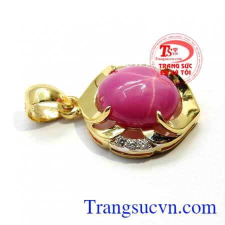 phù hợp đeo với dây chuyền vàng.