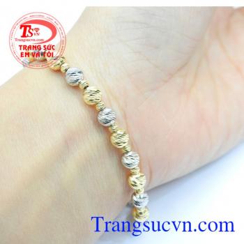Sản phẩm dễ dàng kết hợp với các trang phục. Lắc bi vàng tây