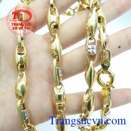 Dây chuyền được thiết kế bản to phù hợp với các quý ông yêu thích sự mạnh mẽ mà không kém phần sang trọng