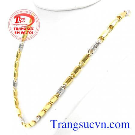 dây chuyền được khắc chữ tạo thêm điểm nhấn