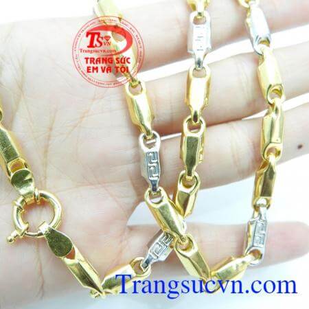Dây chuyền nam 10k cao cấp, Dây chuyền nam vàng màu được kết hợp với vàng trắng tránh sự đơn điệu trên sản phẩm, hơn nữa dây chuyền được khắc chữ tạo thêm điểm nhấn. Sản phẩm dễ dàng kết hợp với các loại trang phục