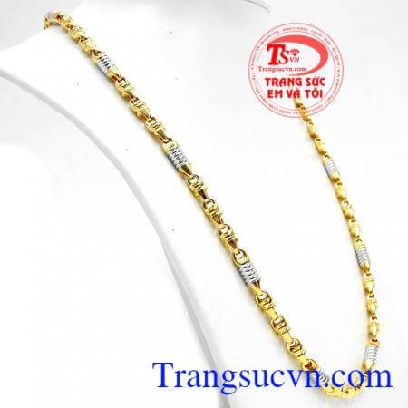 Dây chuyền được thiết kế với điểm nhấn hình thoi vàng trắng, thiết kế sang trọng dễ dàng kết hợp với các trang phục