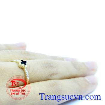 Nhẫn nữ cỏ bốn lá đá đen,Nhẫn nữ thời trang được nhập khẩu từ Hàn Quốc, tính bền đẹp cao, thiết kế mặt hình cỏ bốn lá, hai bên cạnh nhẫn được gắn đá kết làm tăng thêm vẻ đẹp cho chiếc nhẫn này
