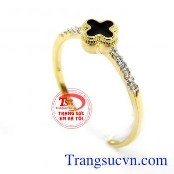Nhẫn nữ cỏ bốn lá đá đen,Nhẫn nữ thời trang được nhập khẩu từ Hàn Quốc, tính bền đẹp cao, thiết kế mặt hình cỏ bốn lá, hai bên cạnh nhẫn được gắn đá kết làm tăng thêm vẻ đẹp cho chiếc nhẫn này