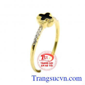 Đây chính là sản phẩm vô cùng tiện dụng, dễ dàng kết hợp với các loại trang phục. Nhẫn nữ cỏ bốn lá đá đen
