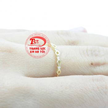 Nhẫn nữ tinh tế 10K,nhẫn nữ được nhập khẩu từ Hàn quốc,sản phẩm được thiết kế tinh tế,hình thoi đan xen với đá kết tạo cho chiếc nhẫn thêm lóng lánh