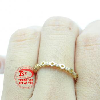 Nhẫn nữ tinh tế 10K,nhẫn nữ được nhập khẩu từ Hàn quốc,sản phẩm được thiết kế tinh tế,hình thoi đan xen với đá kết tạo cho chiếc nhẫn thêm lóng lánh