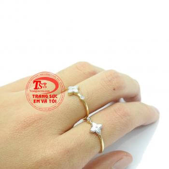 Nhẫn nữ hy vọng,Nhẫn nữ được nhập khẩu từ Hàn Quốc với kiểu dáng nhẹ nhàng.Mặt nhẫn được thiết kế hình bông hoa bốn cánh như một sự hy vọng cuộc sống sẽ tốt đẹp hơn