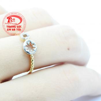 Sản phẩm được nhập khẩu từ Hàn Quốc.Còn chờ đợi gì nữa hãy rinh ngay chiếc nhẫn đáng yêu này vào bộ trang sức của bạn ngay hôm nay