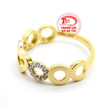Nhẫn nữ hạnh phúc,nhẫn nữ được thiết kế với trung tâm mặt nhẫn là trái tim vàng, xung quanh là những khối hình tròn khiến cho người nhìn có thể cảm nhận được sự yêu thương đong đầy hạnh phúc