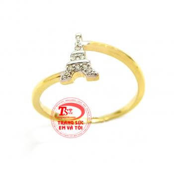 Nhẫn vàng nữ sành điệu,mặt nhẫn được chế tác hình tháp Eiffel gắn đá kết,chiếc nhẫn thể hiện sự phóng khoáng mạnh mẽ vốn có của những cô nàng sành điệu