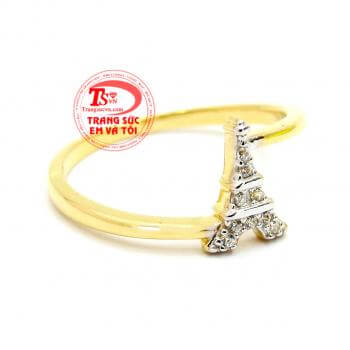 Nhẫn vàng nữ sành điệu,mặt nhẫn được chế tác hình tháp Eiffel gắn đá kết,chiếc nhẫn thể hiện sự phóng khoáng mạnh mẽ vốn có của những cô nàng sành điệu