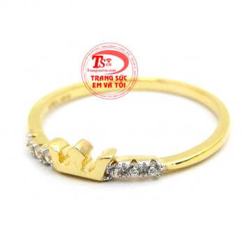 Mặt nhẫn được thiết kế hình vương miên,hai bên viền đính đá kết tạo nên vẻ kiêu sa cho chiếc nhẫn