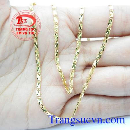 Sản phẩm được chế tác từ vàng tây 10k. Dây vàng tây 10k