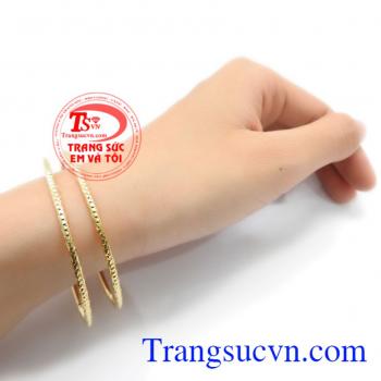 Vòng đôi là loại vòng đeo cá tính, trẻ trung. 