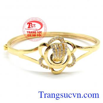Vòng vàng hoa hồng vô cùng tinh tế,sắc nét.