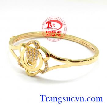 Là sản phẩm vô cùng xinh xắn,được ví như đóa hoa hồng trông nắng mai. Vòng vàng hoa hồng