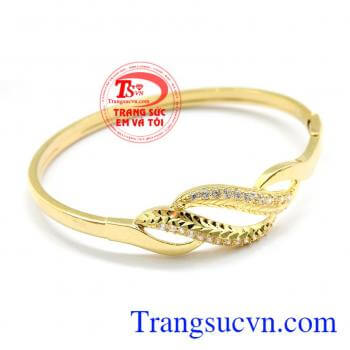 Tôn nên vẻ đẹp sang trọng cho người đeo. Vòng tay Xinh Xắn