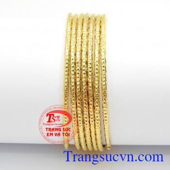 Kiểu dáng trẻ trung,phong cách cá tính đang rất được các chị em phụ nữ ưa thích. Vòng Tuần Quý Phái